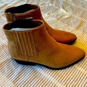 Universal Threads - Chelsea Boot in Tan Suede Faux Leather - Size 11 - NWT